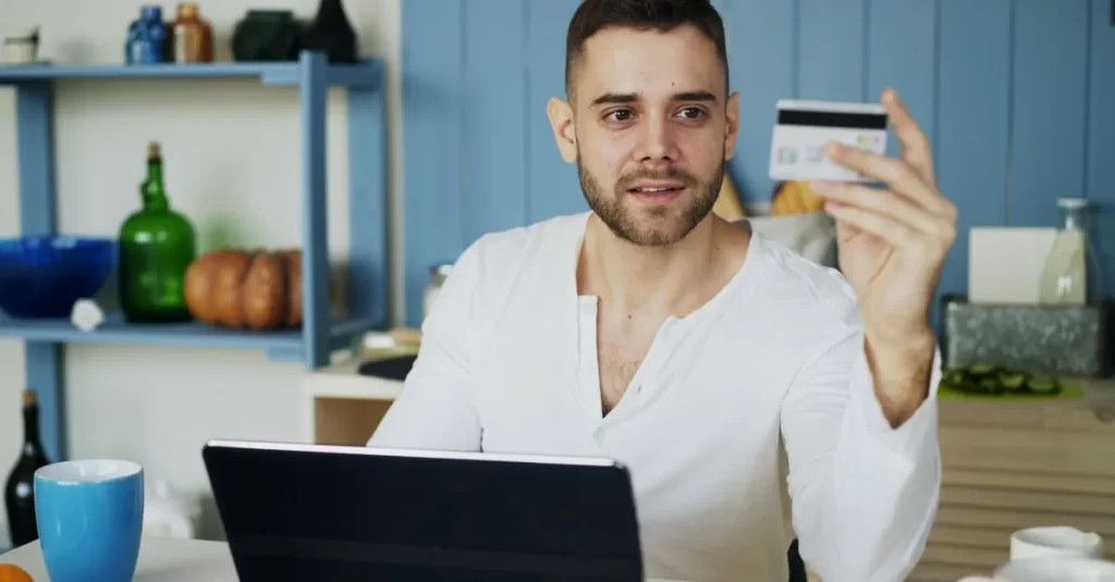 Por que o empréstimo foi negado mesmo com score alto?