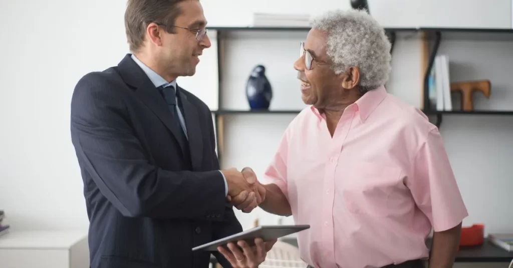 Como o relacionamento com o banco pode influenciar a concessão de crédito?