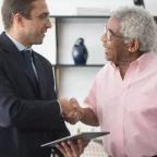 Como o relacionamento com o banco pode influenciar a concessão de crédito?