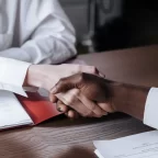 Como funciona a transferência de financiamento de veículo para outro comprador