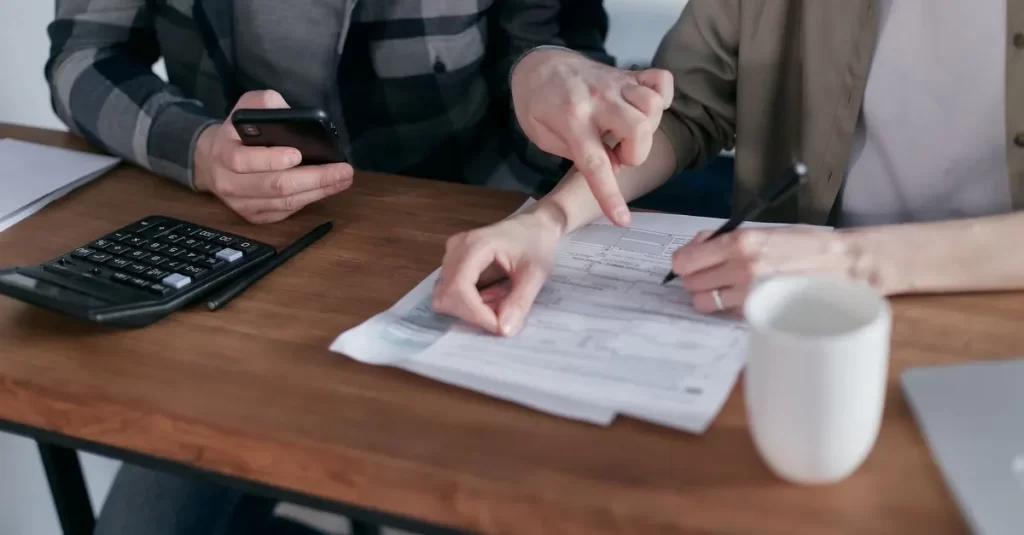 Quais despesas além da entrada devem ser planejadas ao financiar um carro usado?