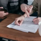 Quais despesas além da entrada devem ser planejadas ao financiar um carro usado?